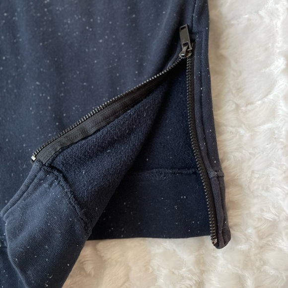 Mossimo Young men’s pre-owned dark blue with white sprinkles sweater. Size (M). - Picture 4 of 9